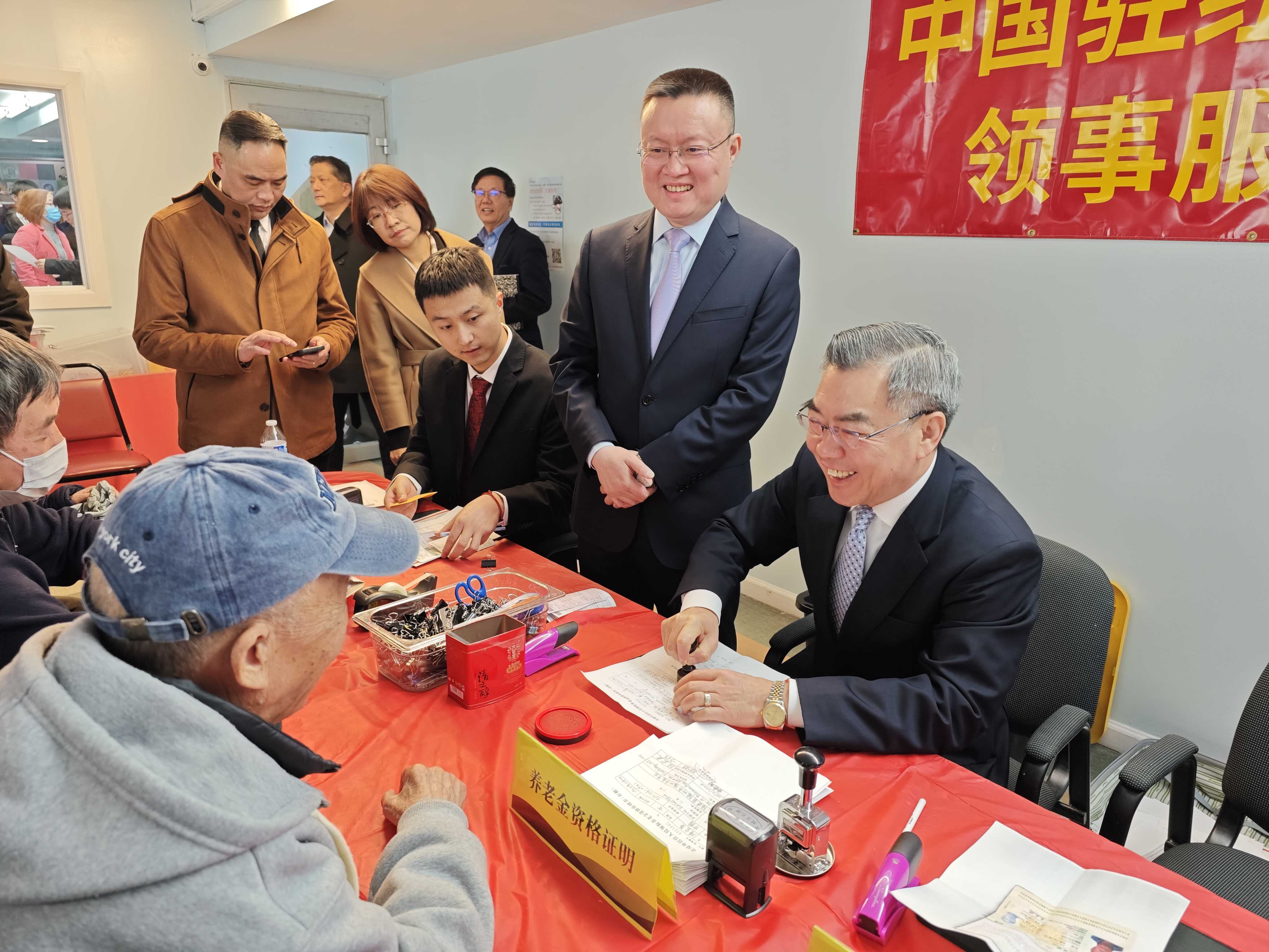 6.黄总发健在证.jpg